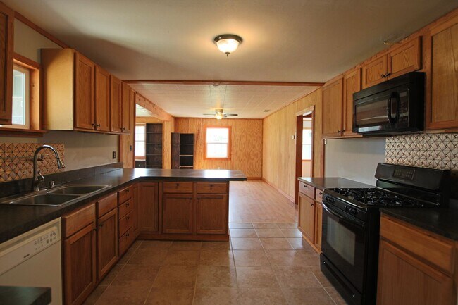 Building Photo - Coming Soon! 3 Bedroom 2 Bath in Bullard! Large Shop!