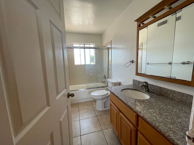 Building Photo - 3 Bedroom unit available in Hayward!