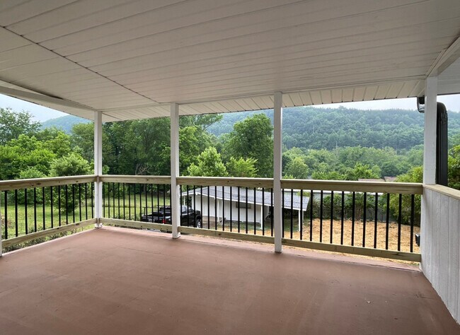 Building Photo - 3106 Greenway Dr