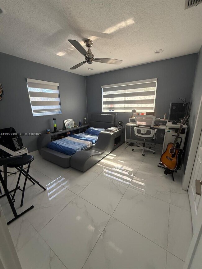 Building Photo - 9611 Jamaica Dr