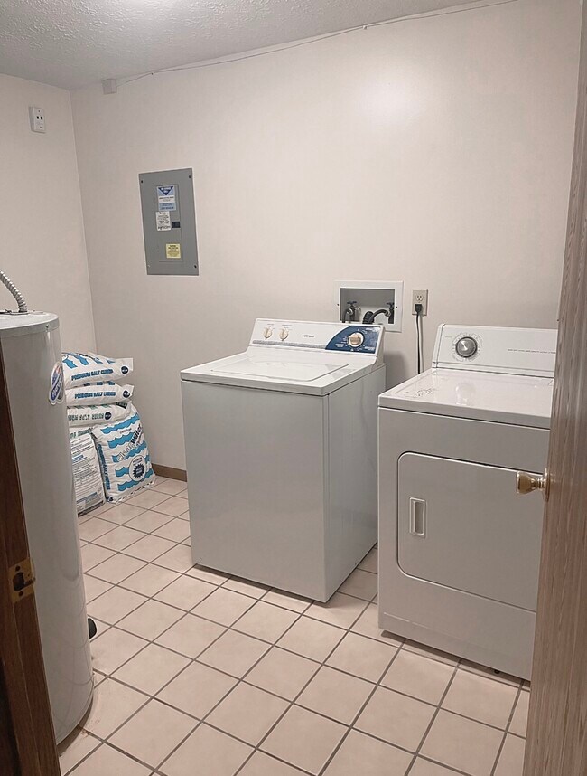 Building Photo - 4758 Sunnybrook Rd