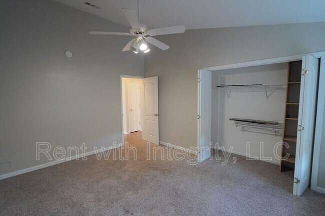 Building Photo - 1908 Wagon Wheel Cir E