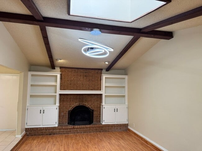 Building Photo - Beautifully updated, 3 bed 2 bath home in Moore, ready for move in! New granite, paint and fixtures!
