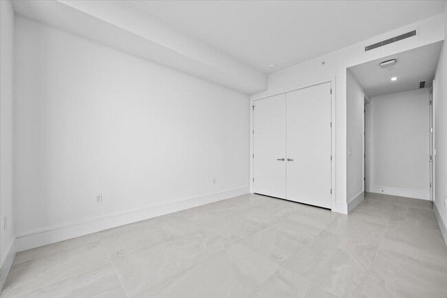 Building Photo - 220 Lake Shore Dr