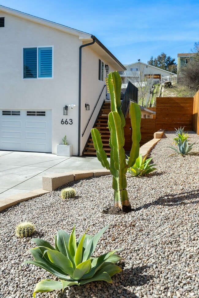 Building Photo - 663 S Tulip St