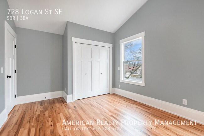 Building Photo - 728 Logan St SE