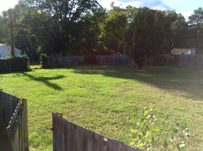 Building Photo - 3 bed 2 bed house in Henrico! Big yard, la...