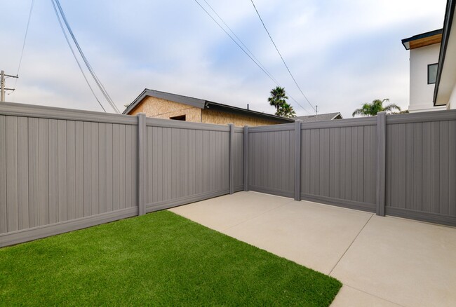Building Photo - 5142 Los Robles Dr