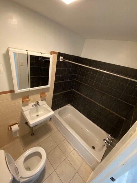 Bathroom - 2552 E Clearfield St