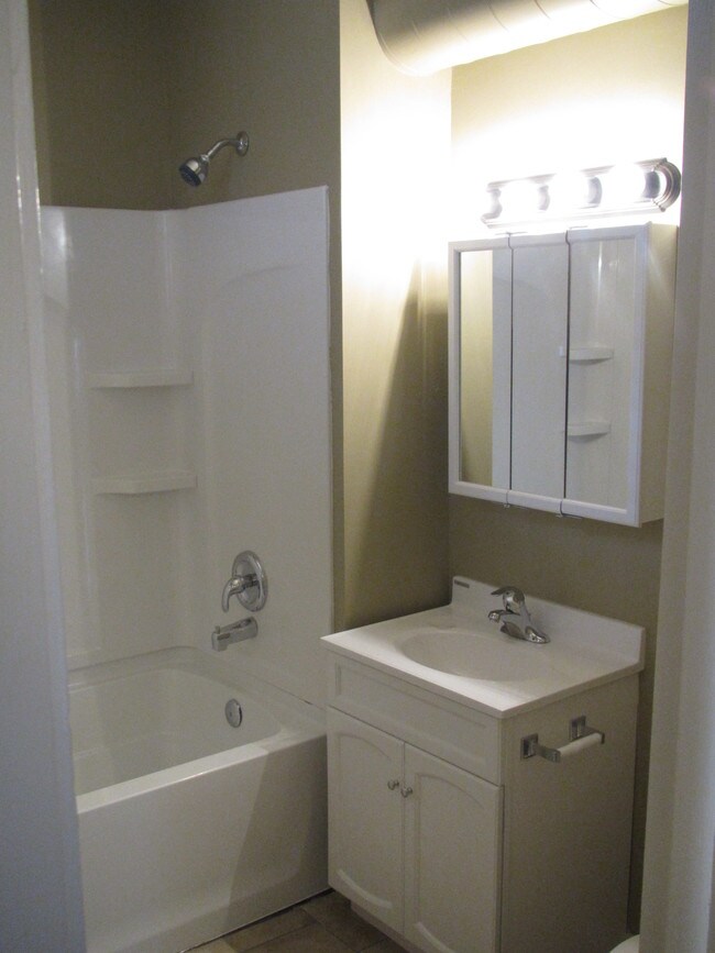 Building Photo - 556 S 26th Ave