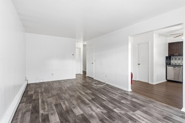 Building Photo - 2 Raydol Ave