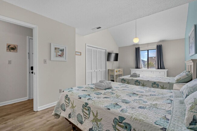 Building Photo - ***Seasonal rental with all utilities available September 10, 2025-March 31, 2026***