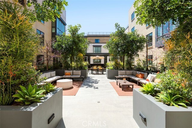 Building Photo - 39 S Los Robles Ave