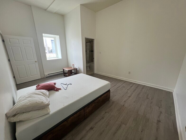 Building Photo - 310 W Main St