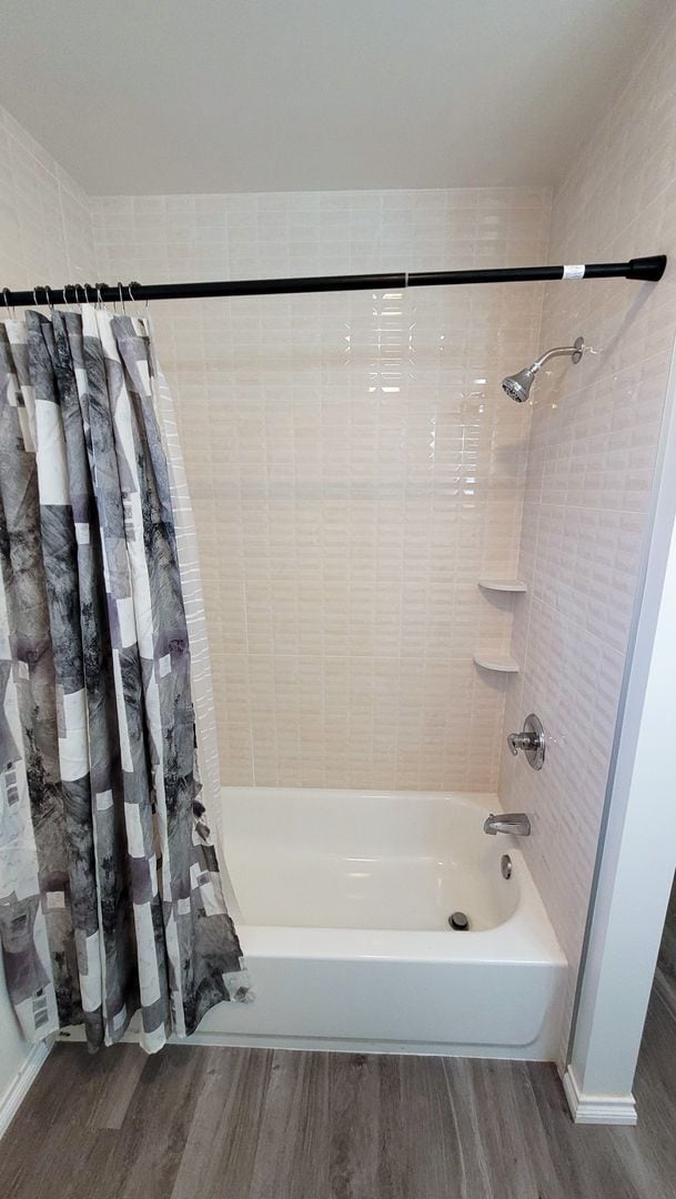 Building Photo - 6 Bedroom 3 Bath Two Story House with REMODELED Kitchen and Bathrooms Available Now!