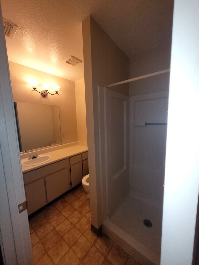 Building Photo - Condo on Madison Avenue. MOVE IN SPECIAL. 1 month free.