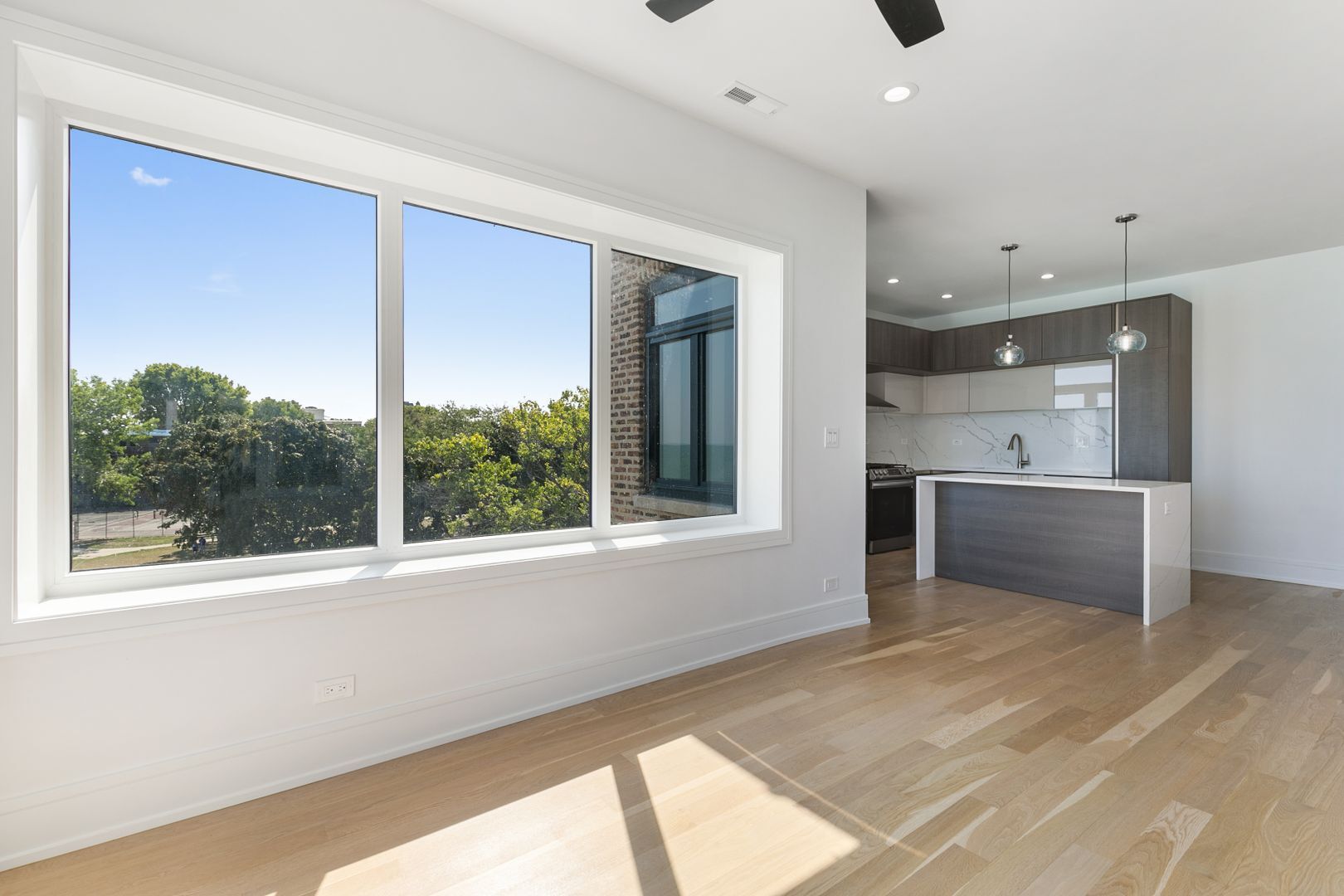 Building Photo - 7729 N Eastlake Ter