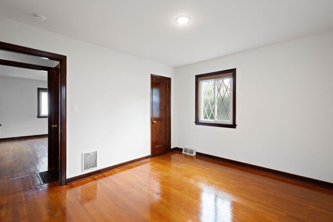 Building Photo - MOVE IN TODAY! DON'T MISS THIS NEWLY RENOV...