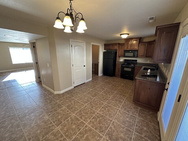 Building Photo - "Charming 3-Bed Townhouse in Cedar City – Spacious 1365 Sq Ft with 2.5 Baths!"