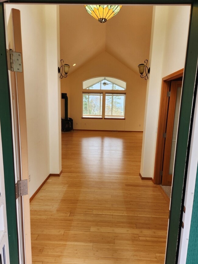 Building Photo - 3 bed 2.5 bath home on Bell Hill with grea...