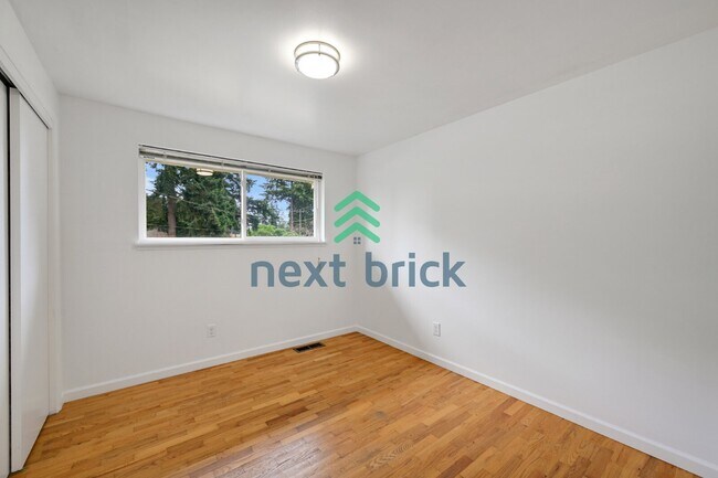 Building Photo - Charming 3-Bedroom Edmonds Home with 2 Full Baths and Spacious 1982 Sq. Ft. Living Space!