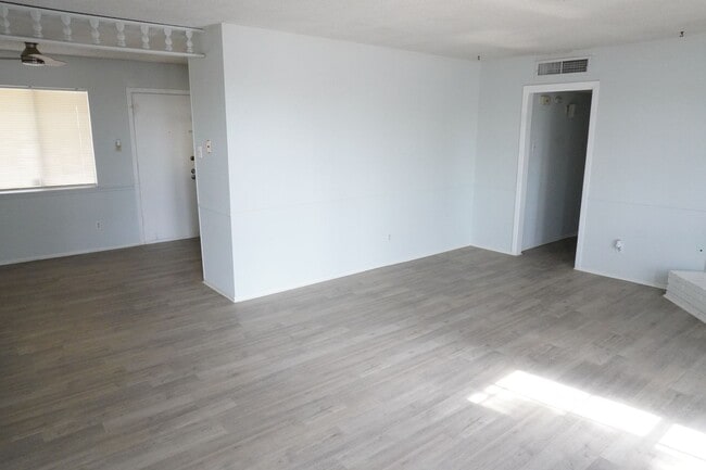 Building Photo - Beautiful Remodeled Duplex with 3 bed-1.5 bath in 79912