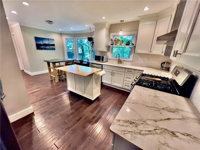 Building Photo - 2110 Six Branches Dr