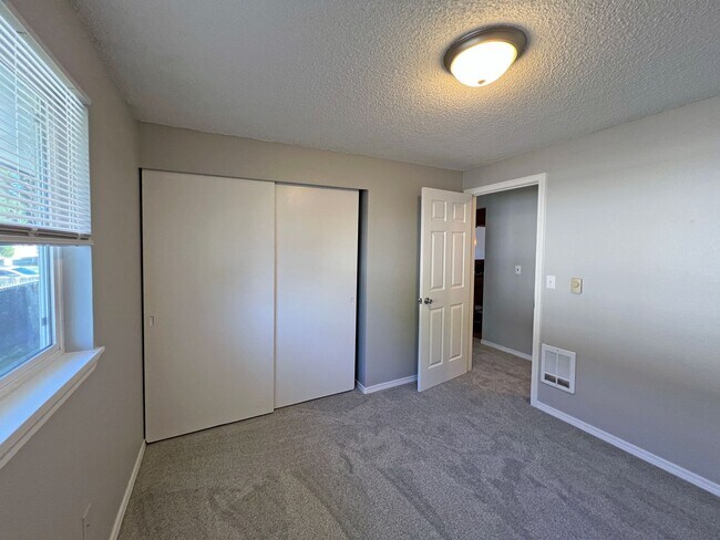 Building Photo - Charming Immaculate Three Bedroom Rambler in Tacoma