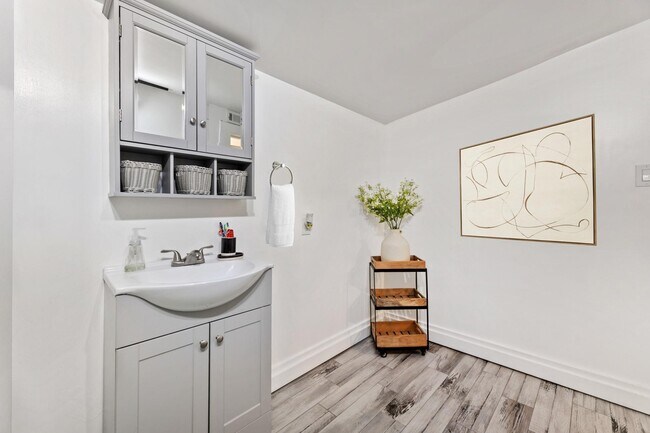 Building Photo - 1010 Long St