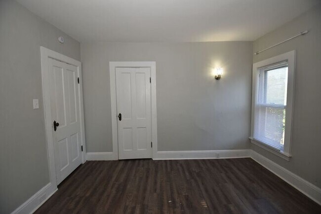 Building Photo - Near Downtown South Bend 3 bedroom home