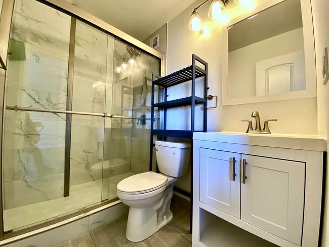 Building Photo - 6150 N Kenmore Ave