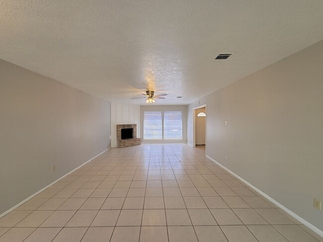 Building Photo - Three bedroom 2 full bath duplex style hom...