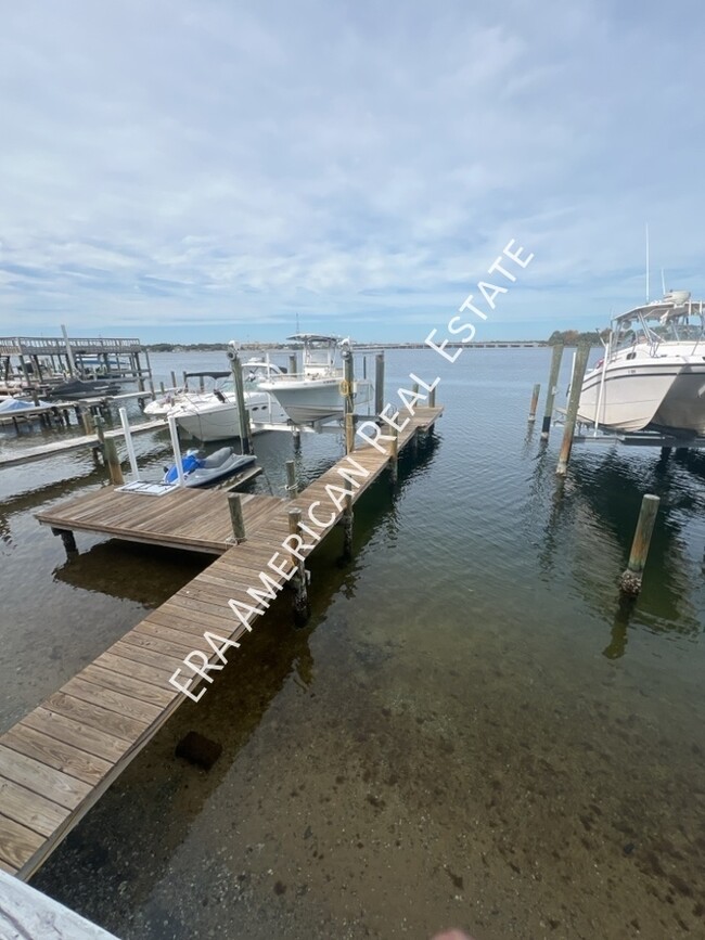 Building Photo - Bay Front Living!