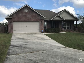 Building Photo - 806 Yew Cir