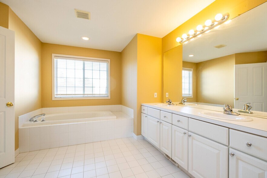 Building Photo - 466 Ivy Ln