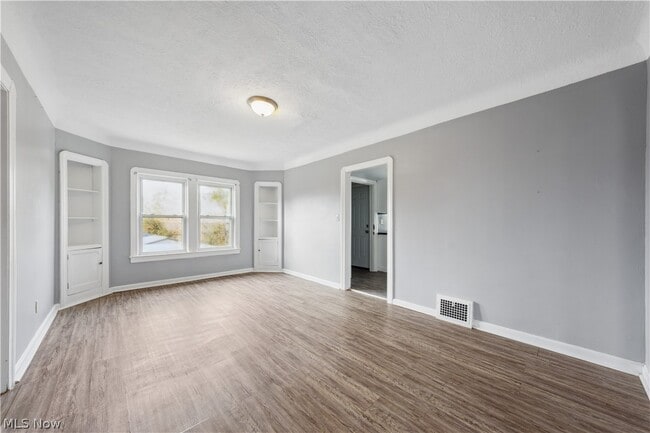 Building Photo - 3740 E 151st St