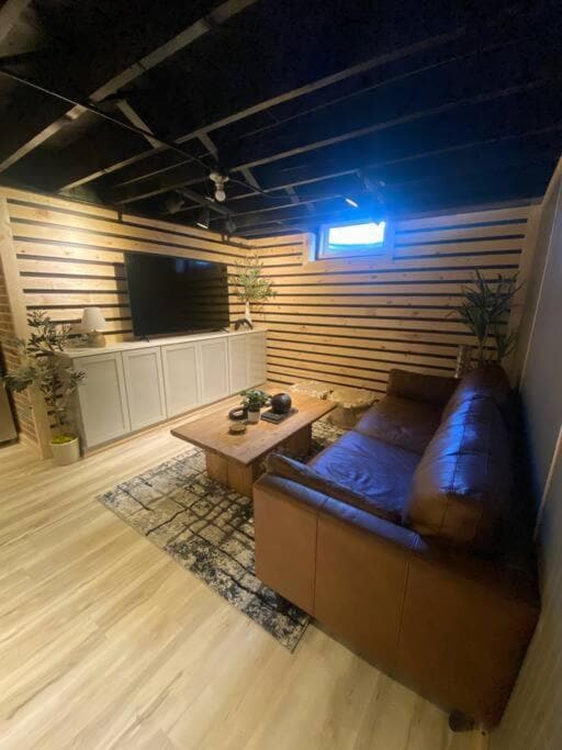 Building Photo - 1570 Chelsea St