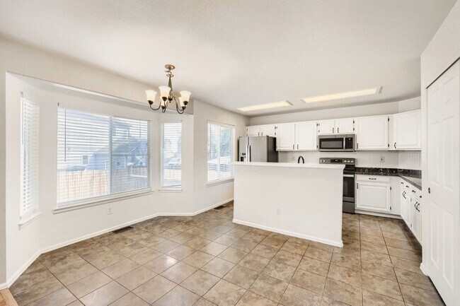Building Photo - Evolve Real Estate: Meticulous Executive 4 Bedroom Plus Finished Basement Available IMMEDIATELY!
