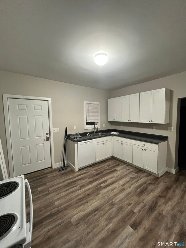 Building Photo - 26 Monroe St