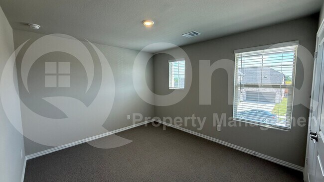 Building Photo - 685 Briar Dr