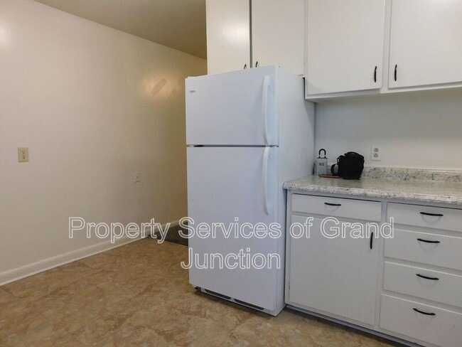 Building Photo - 1364 Elm Ave