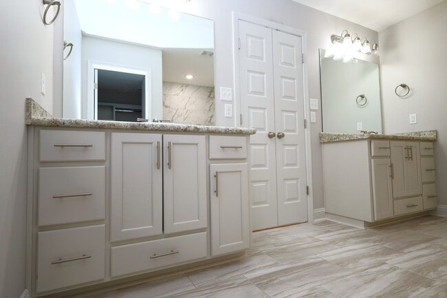 Building Photo - 2047 Mdw Cv Dr