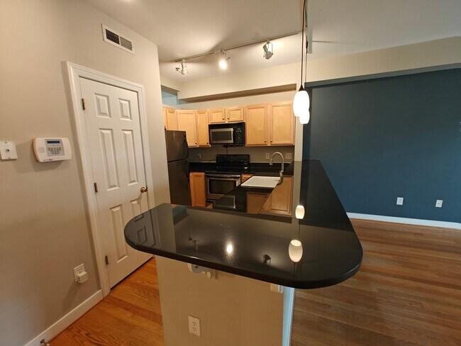 Building Photo - Large 2 bedroom one level condo on first f...