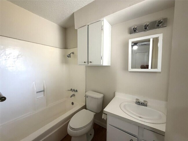Building Photo - 421 Live Oak St
