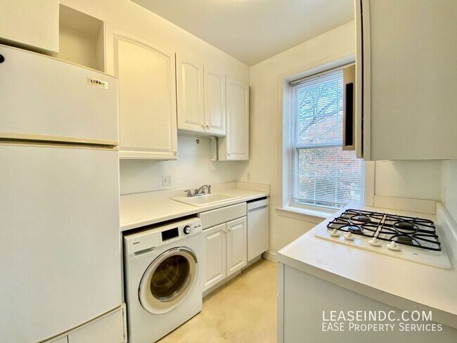 Building Photo - 840 New Hampshire Ave NW