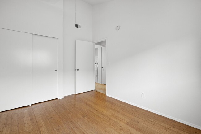 Building Photo - Stylish Pasadena Townhome: 2 Bedrooms, Upd...