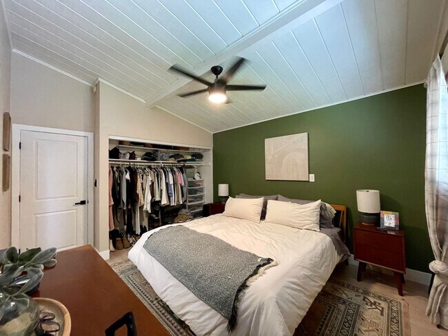 Building Photo - Gorgeous Mid century Modern home in San Carlos