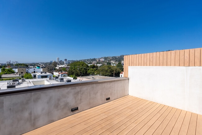 Building Photo - 855 N Croft Ave