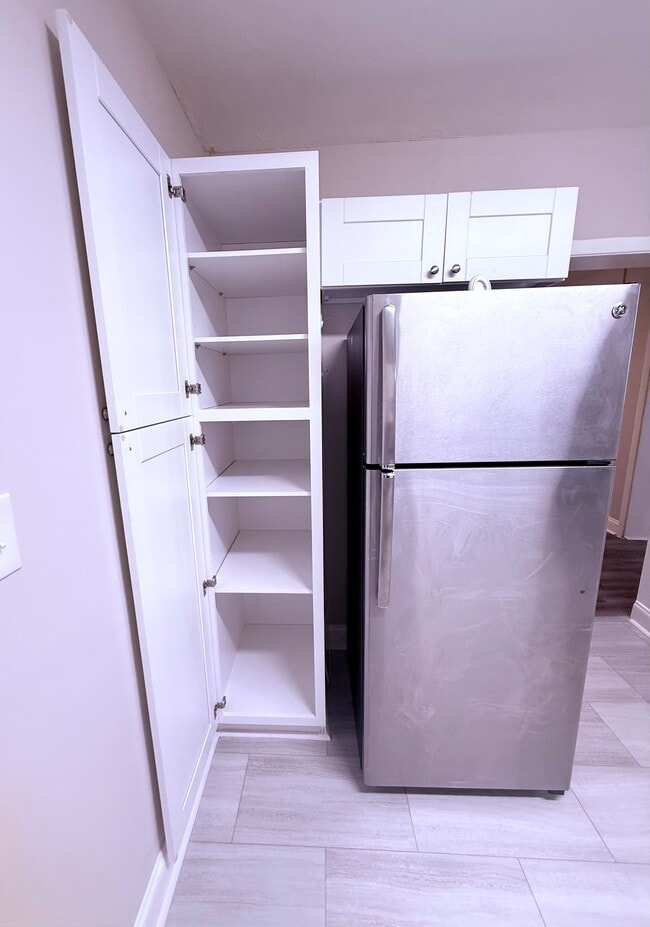 Building Photo - 811 S Lone Oak Dr