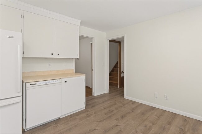 Building Photo - 14 Kingswood Dr